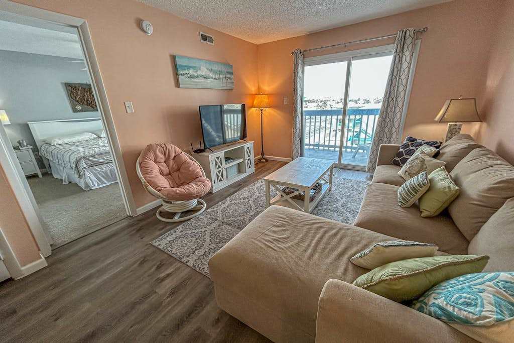 Sunny Condo on the Ocean Block with Balcony, full kitchen, AC, WiFi & Laundry