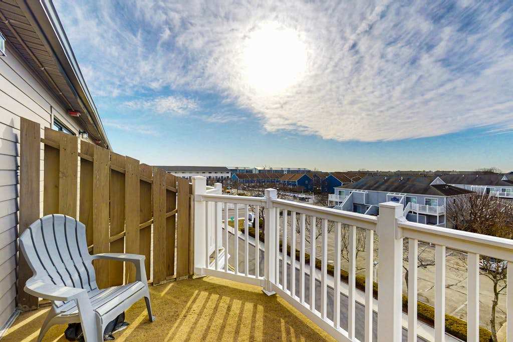 Cozy 3rd floor condo with bonus room, full kitchen, near shopping and recreation