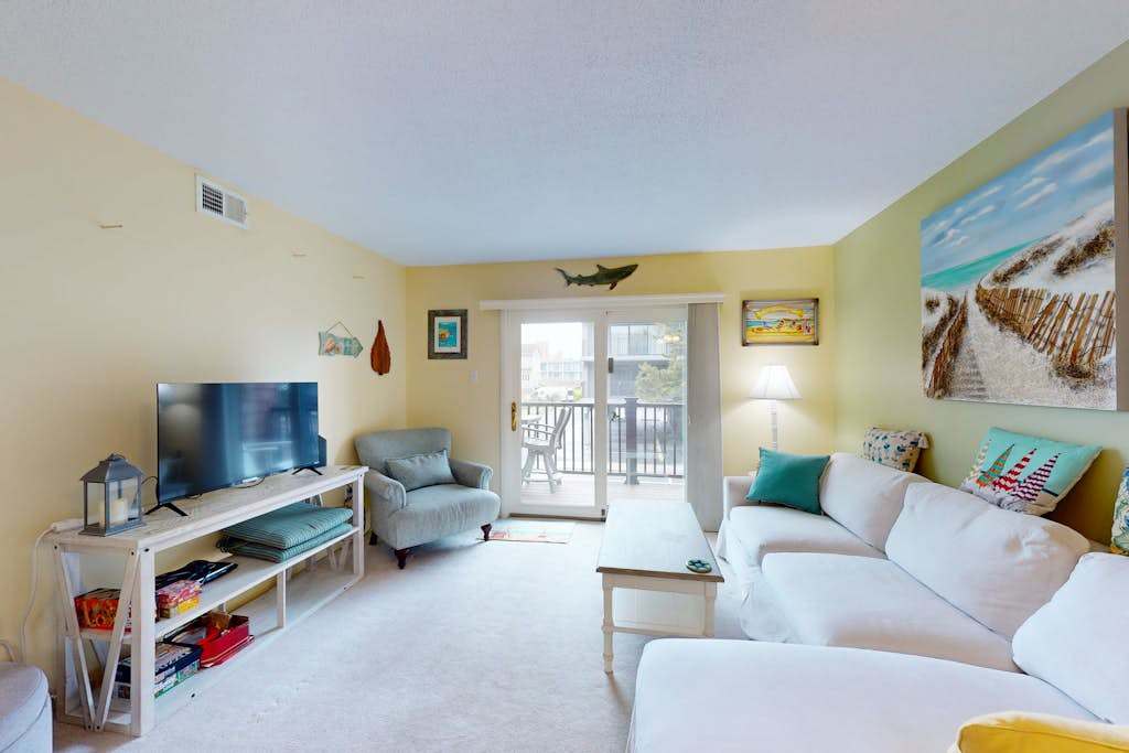 Sunny Ocean block condo with balcony, AC, WiFi & laundry - walk to the beach