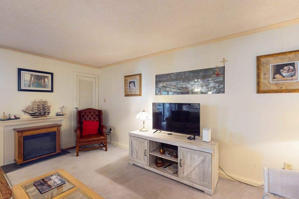Sunny 2nd foor condo with balcony, full kitchen, WiFi Central AC & shared pool