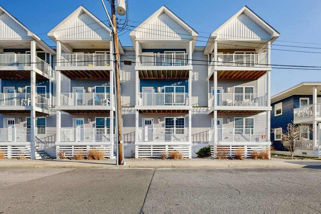 Family Townhouse with 3 Private Balconies,washer & dryer & Shared Community Pool