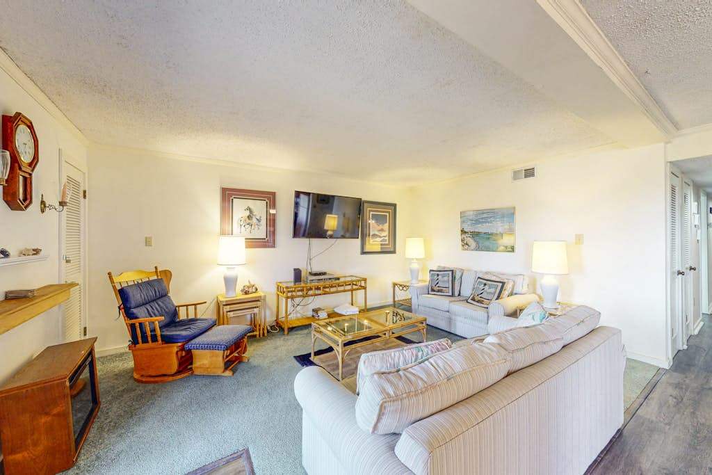 1st floor condo with screened porch kitchen, WiFi Central AC & shared pool