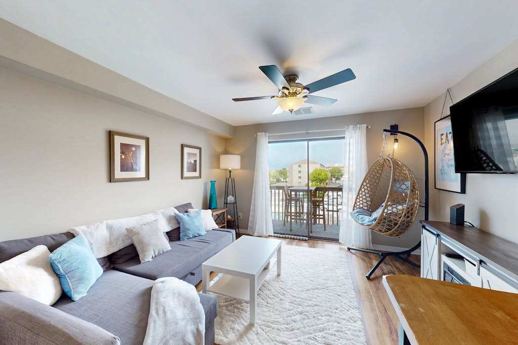 Charming 2 level condo with balcony, pool, two blocks to the beach & Northside Park
