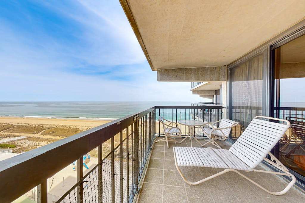 Cozy oceanfront condo with beach views, pools, gym, tennis & sauna