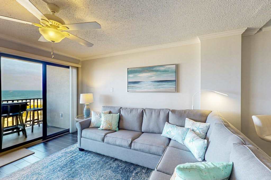 Stunning Ocean front condo with beach & ocean views, AC & shared pool