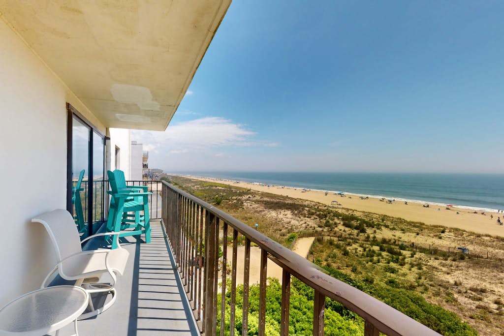 Sun-filled coastal retreat with Shared Olympic Pool, Tennis, Private Balcony, AC