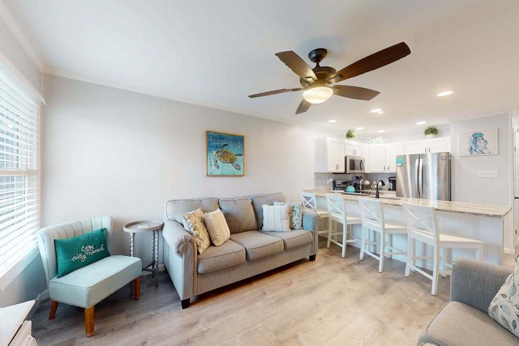 Charming 1st-floor condo with community pool & furnished patio - walk to the beach