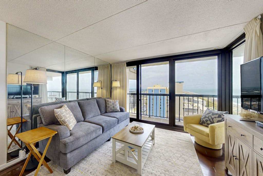 Charming Beach Condo with Balcony, beach & bay views, Pools, Gym, Tennis, washer & dryer & AC
