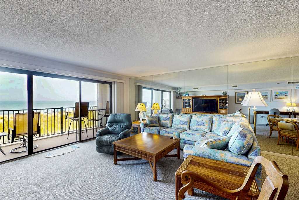 Spacious, oceanfront condo with balcony, AC, full kitchen & stunning beach views