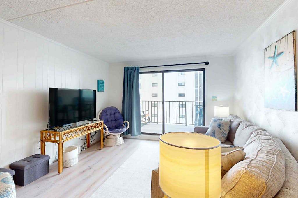 Luxury Ocean View Condo with Shared Olympic Pool, Tennis, balcony & WiFi