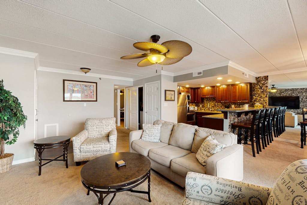 Sunny - bay view condo with balcony, shared pool, washer & dryer, AC, blocks from the beach