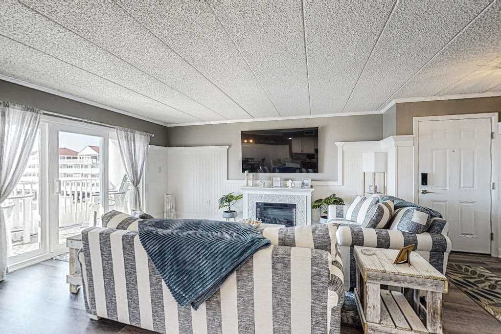 Luxury - bay view condo with balcony, pool, washer & dryer, AC & a short walk to the beach