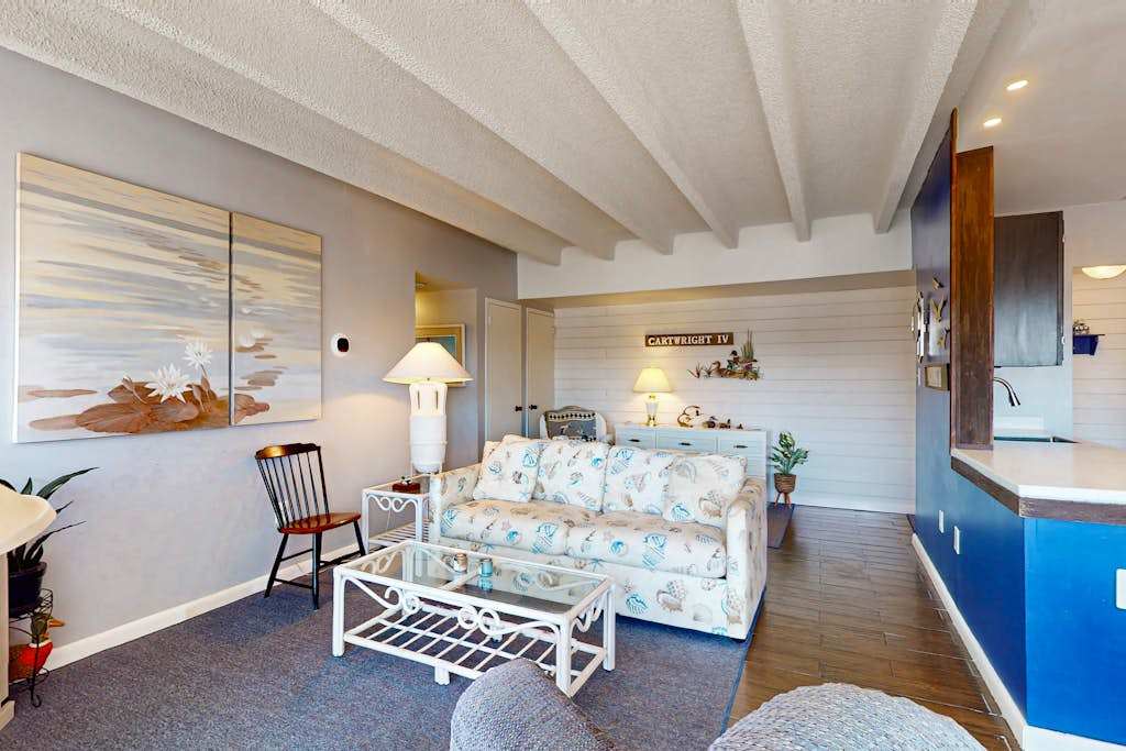 Luxury condo near the ocean with balcony, seasonal pool, tennis, patio, & AC