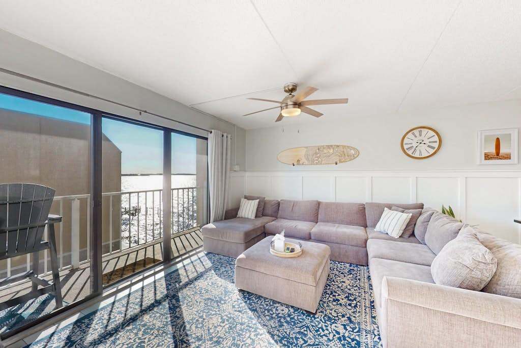 Luxury Mid-town condo with pool & grill access - scenic balcony with canal & bay view