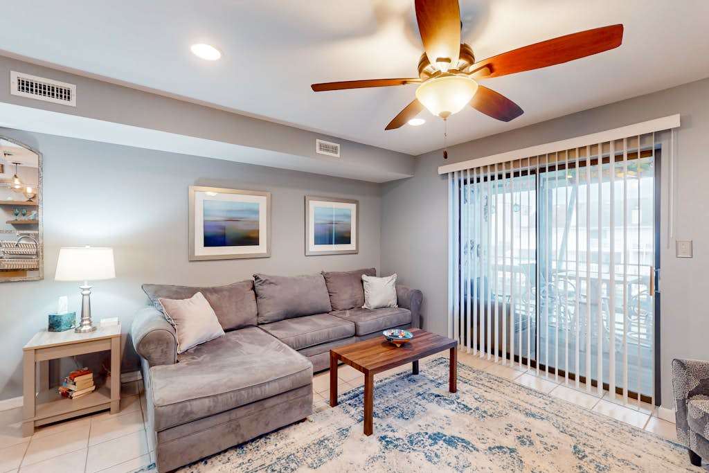 Sunny Condo Near Beach & Northside Park With washer & dryer, Balcony & Shared Pool