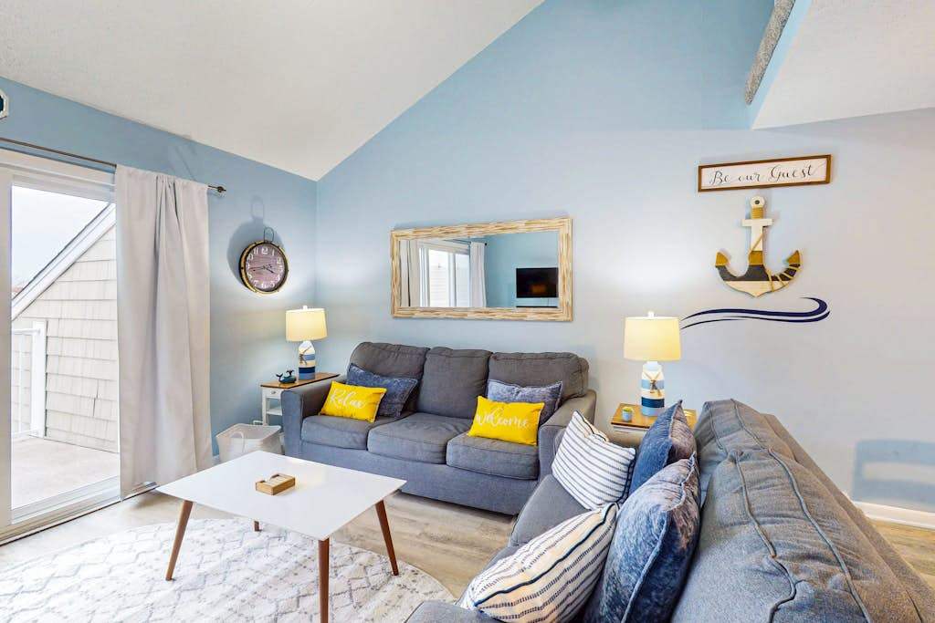 Sunny condo with balconies, full kitchen, AC & Wifi & close to parks & the beach
