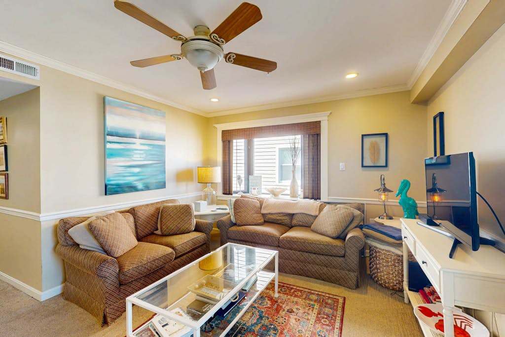 Sunny condo with balconies, full kitchen, AC & Wifi & just steps to the beach