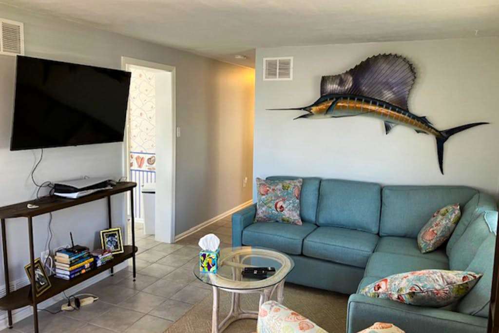 Cozy beach house with private deck, outdoor shower & easy walk to the ocean