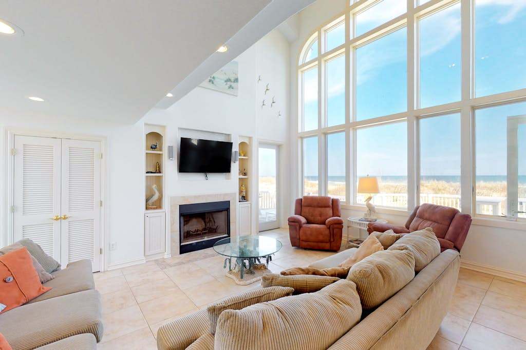Amazing beachfront house with private washer & dryer, WiFi, central AC, Ping-Pong