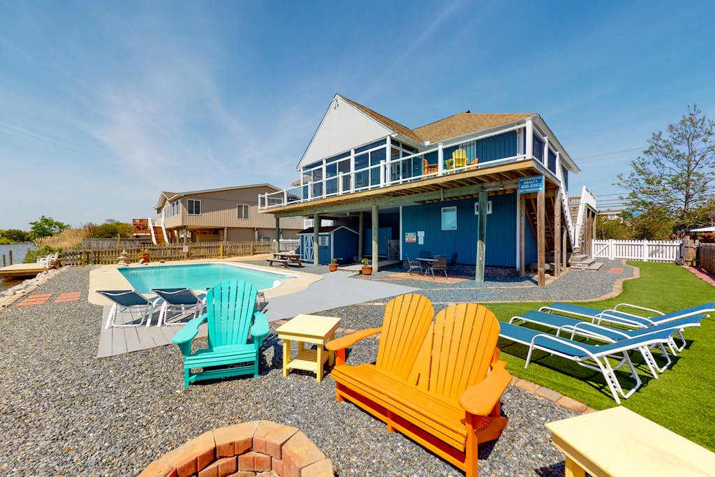 Wonderful home on the bay with private dock and pool, WiFi, washer & dryer