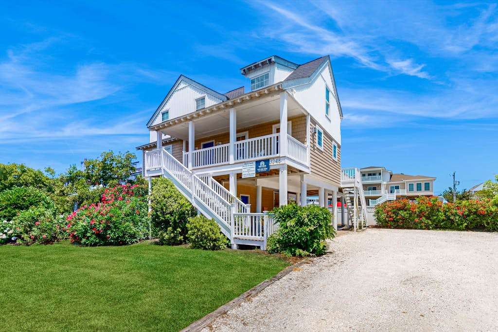 Renovated ocean-side house with pool, putting green, volleyball & beach access