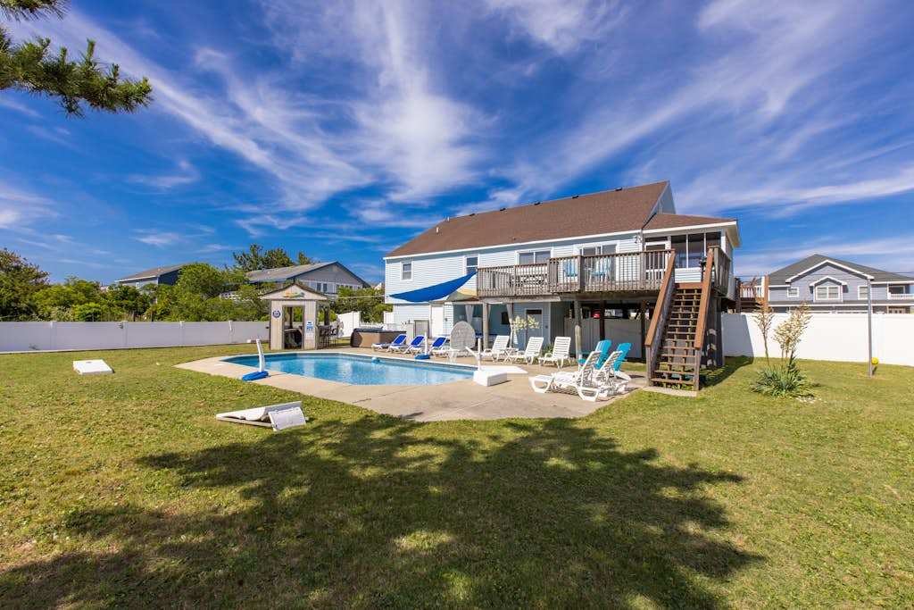 Oceanside beach house with private hot tub & pool, spacious deck, games, washer & dryer, AC