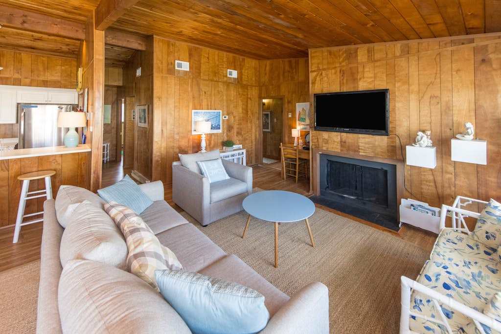 Wonderful cottage with Ping-Pong Table, WiFi, central AC, Deck - across from beach