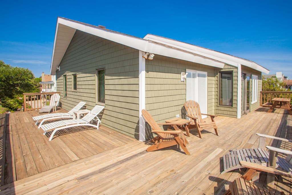 Hess affordable home with easy walk to the beach, central AC, WiFi, & private washer & dryer