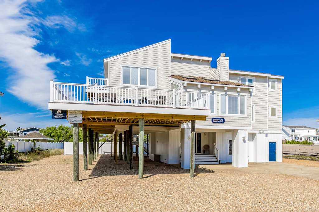 Lovely, contemporary home with private pool & hot tub, easy beach access, central AC