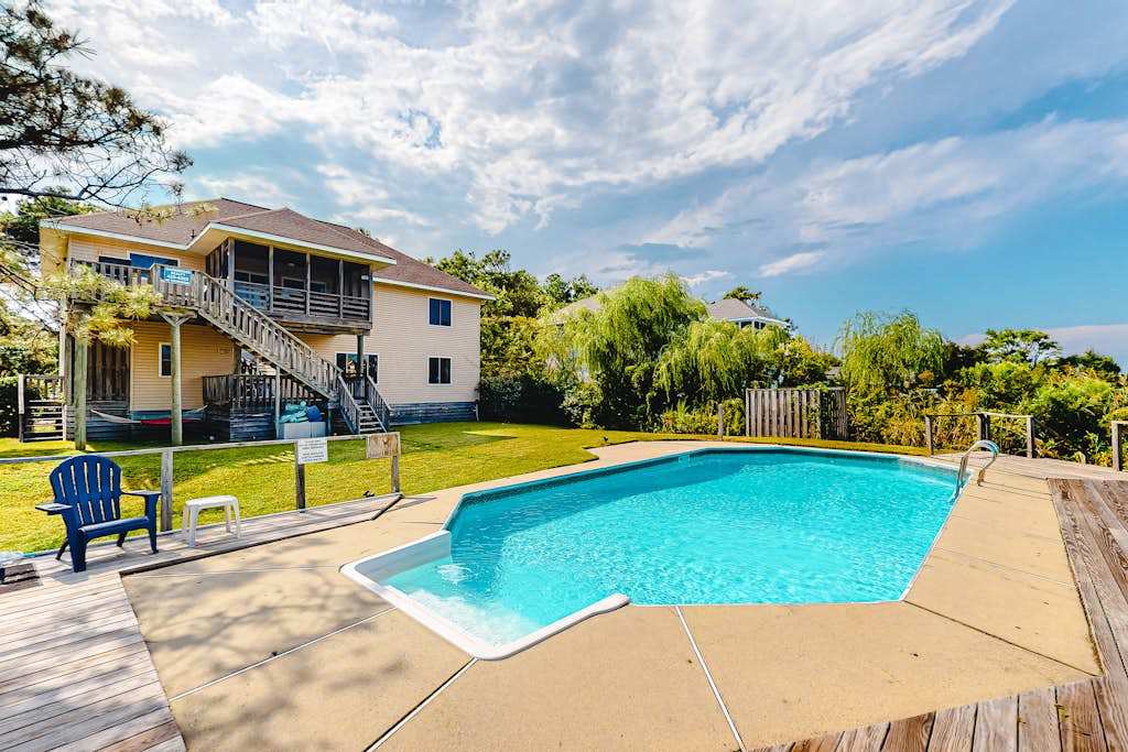 Tranquil home steps from the water with private pool, WiFi, private washer & dryer