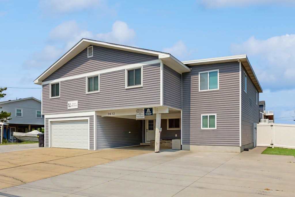Dog friendly home near the beach with private washer & dryer, WiFi, private hot tub & pool, AC