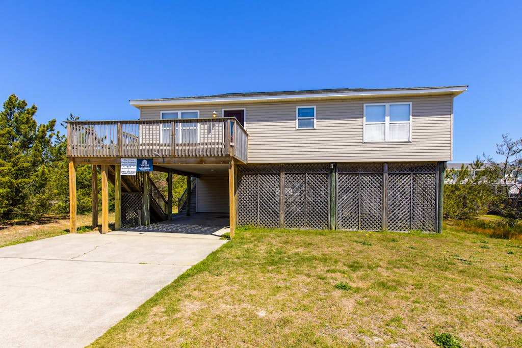 Dog-Friendly Home Near the Beach with Private Outdoor Pool, washer & dryer, Outdoor Shower