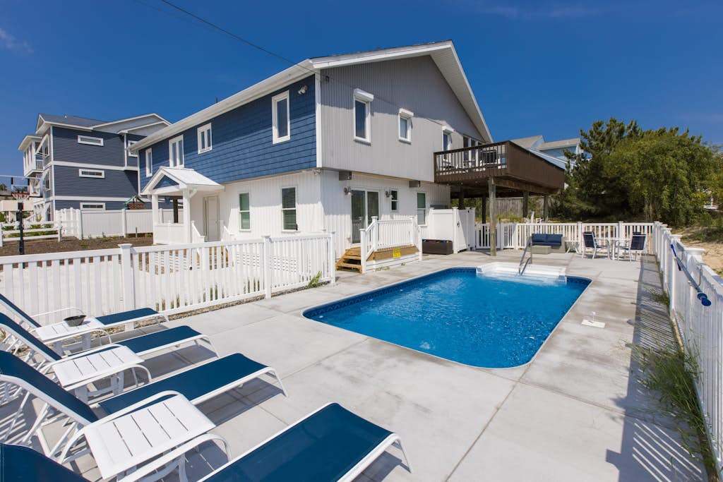 Oceanside beach house with game room, pool & washer & dryer