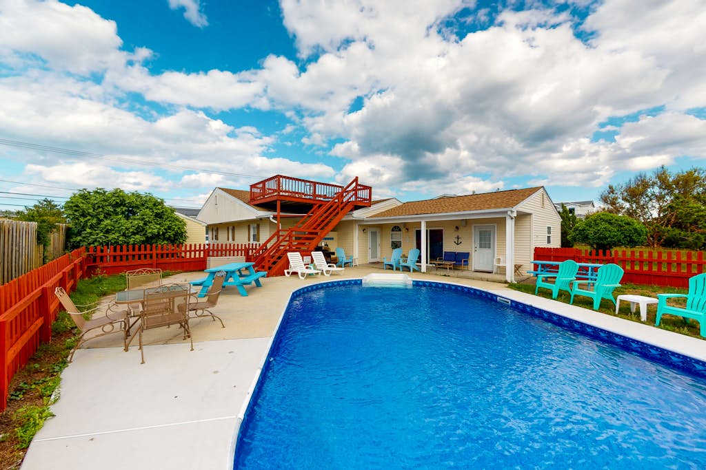 Dog-friendly home with private pool and washer & dryer, WiFi, central AC, patio, deck