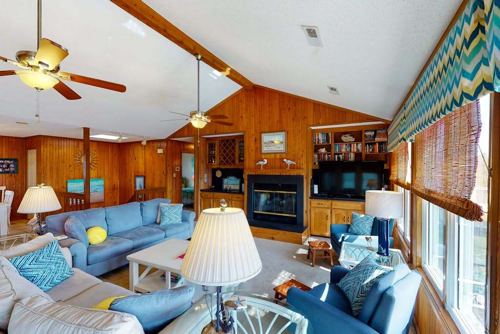 Oceanside retreat with private tennis & pickleball court, easy beach access & AC