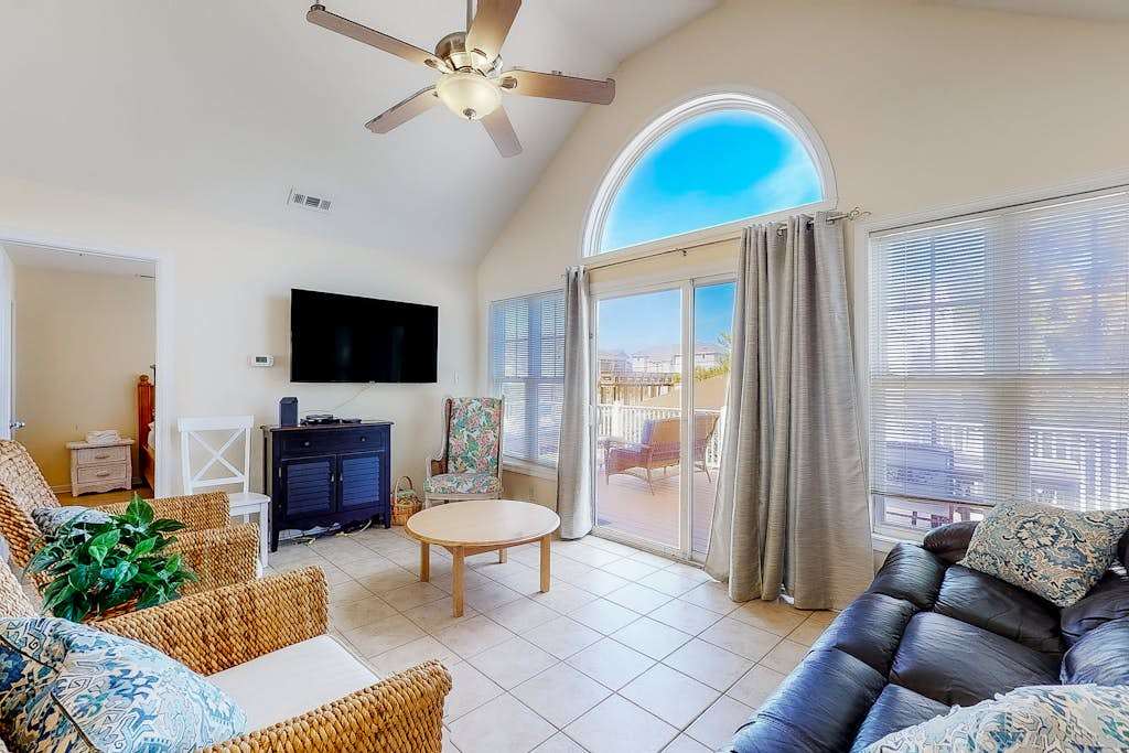 Oceanside beach home private outdoor pool, fast WiFi & washer & dryer - dog-friendly