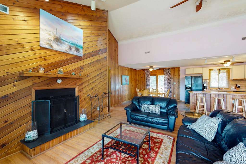 Wonderful dog friendly home, deck, washer & dryer, large backyard, & AC