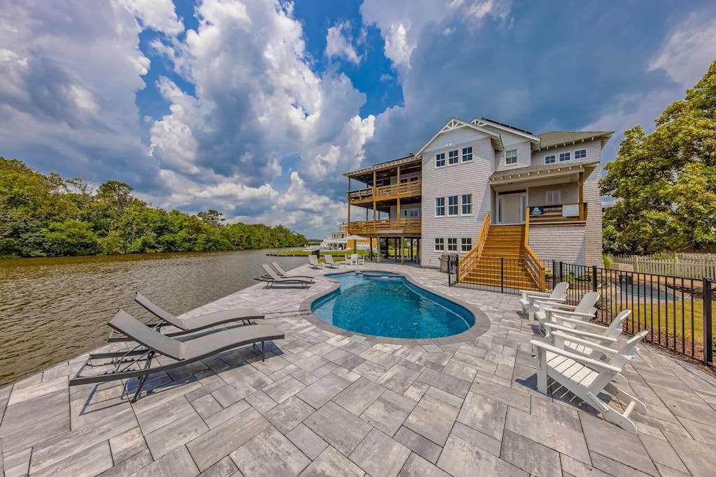 Bay-front home with water views, 2 decks, fireplace, AC, & washer & dryer - walk to beach