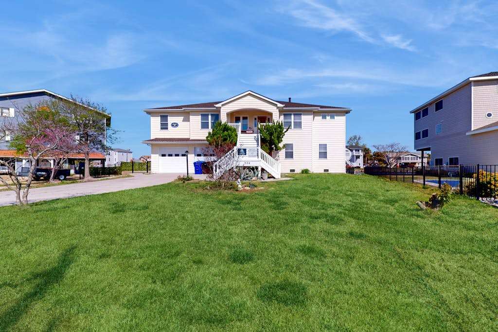 Waterfront house in Virginia Beach with amazing views, private pool & Hot Tub