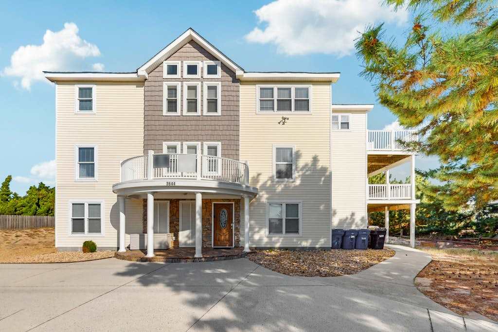 Dog-friendly home with pool, hot tub, lazy river, splash pad, & game room