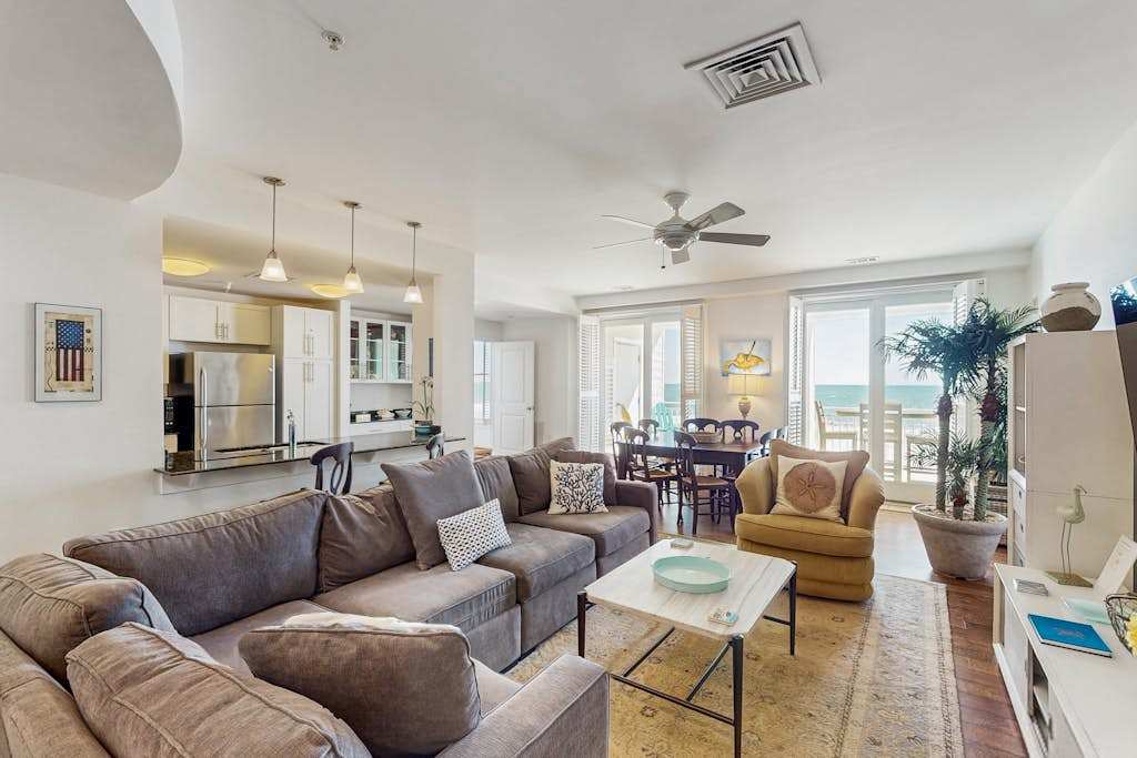 Stunning oceanfront condo with panoramic views, balcony, pool, gym & AC