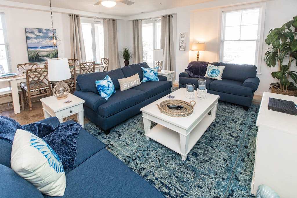 Bayside corner condo with washer & dryer, incredible views, outdoor pool & gym