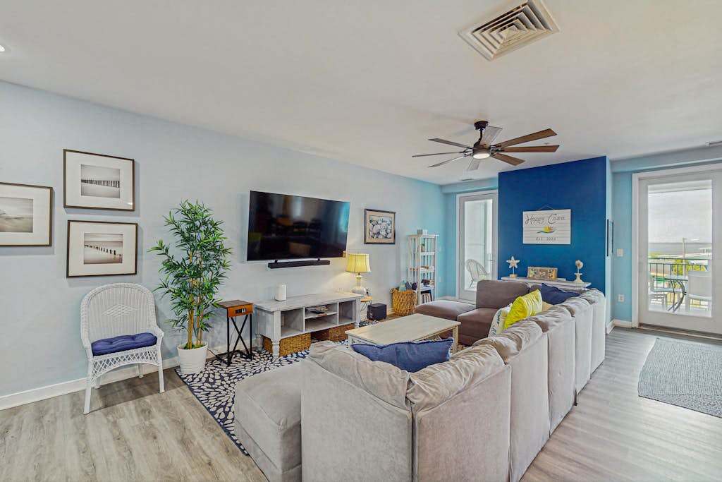 1st-floor condo with views of Back Bay, balcony, AC, outdoor pool & gym