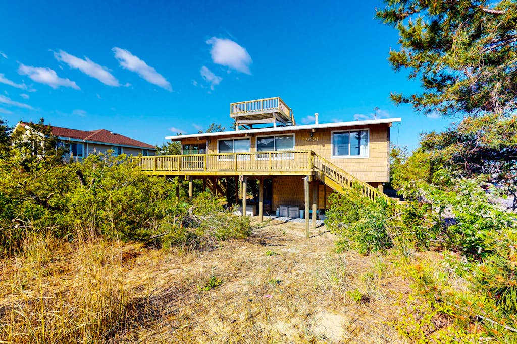 Remodeled, ocean view home with rooftop deck & fast WiFi - dog-friendly