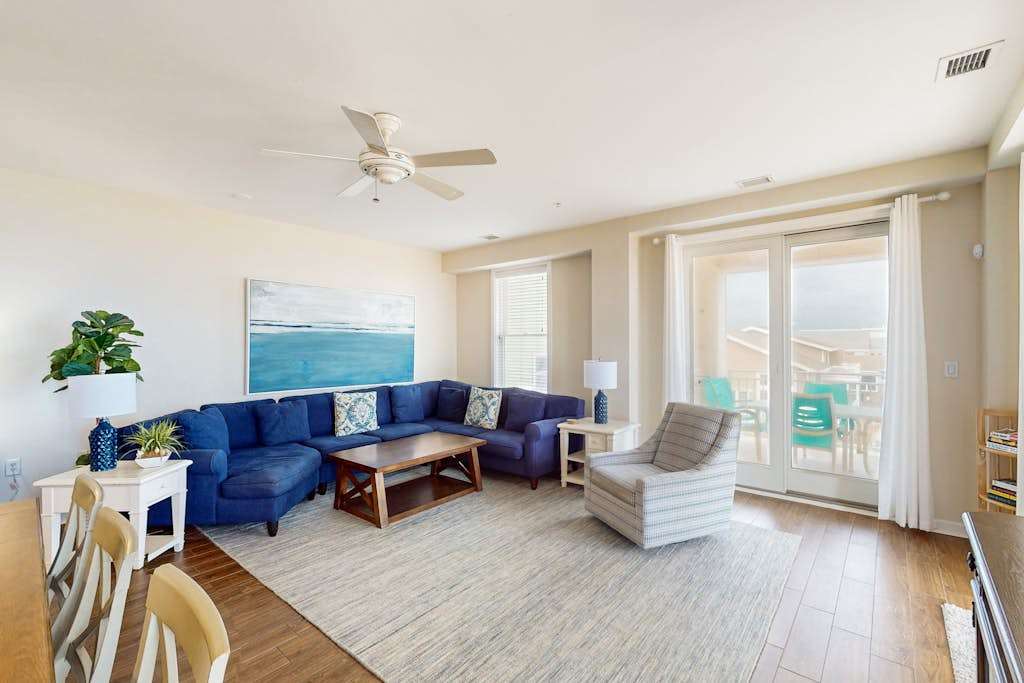 Coastal-themed beachfront condo with water views, washer & dryer, pool, gym & AC
