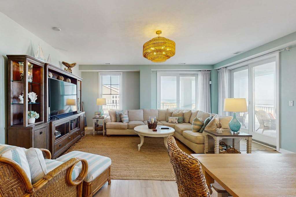 Oceanfront corner condo with incredible views, balcony, pool, gym & AC
