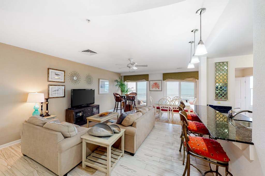 Beachfront luxury condo with balcony, washer & dryer, outdoor pool, gym & AC