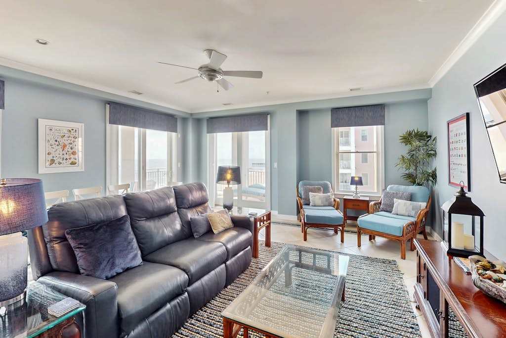 Oceanfront corner condo with amazing balcony views, outdoor pool & gym