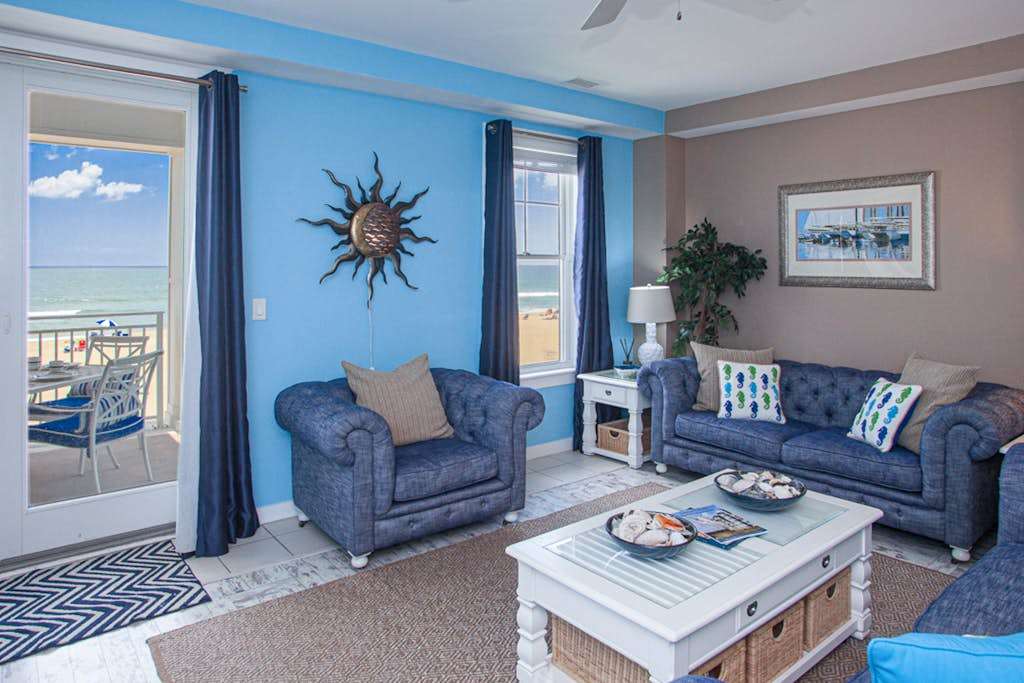 1st-floor beachfront condo with ocean-view balcony, grill, outdoor pool, & gym