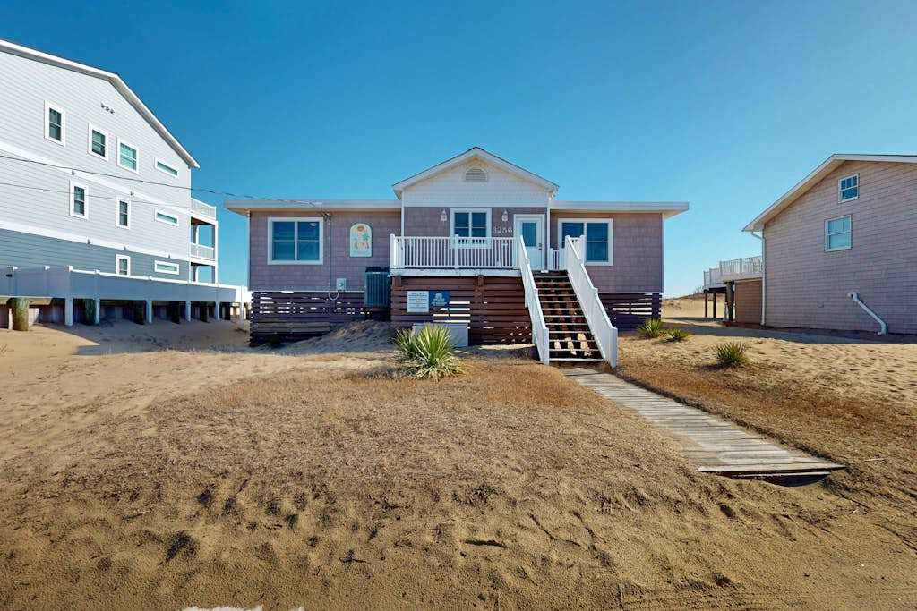 Spacious oceanfront house with beach access, decks, grill & free WIFI